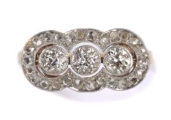 Ring. 585-Gold, drei Brillanten und Diamanten.