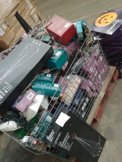 1 pallet of LED Trees, pumpkin LED lanterns - New and returns