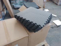 PALLET CONTAINING 2 OFFICE DESKS AND 224 INTERLOCKING GYM FLOOR MATS - RRP £897 *PLUS VAT*