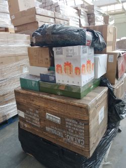 1 Pallet of 5 Christmas Trees, LED Lights and Gold Christmas card holders