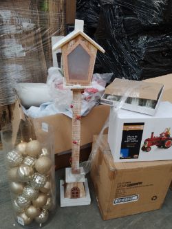 1 Pallet of approx.150 New Christmas LED lights and Halloween Lantern's - Various styles