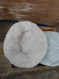 22 Medium Dog Beds & 9 Multi-Layer Floor Shelf