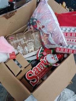 1 pallet of Mainly Appears New Christmas products - Lanterns, canvases, stuffed animals See pictures