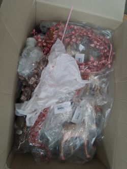 1 pallet of Christmas decorations