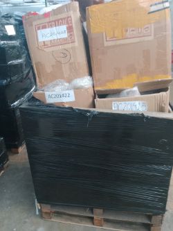 1 Pallet of Approx 300 Christmas Items - Appears New