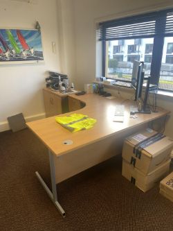 1 desk, 2 filing cabinets and 1 office chair - Excellent condition