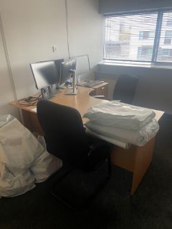1 desk, 2 filing cabinets and 2 office chairs - Excellent condition
