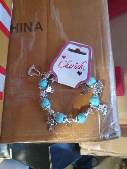 Girls bracelet approximately 1000 box no 48