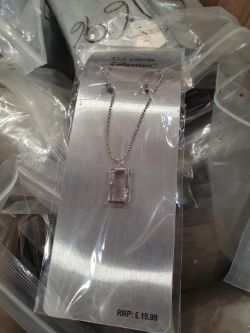 The olivia collection necklace approximately 700 box no 167