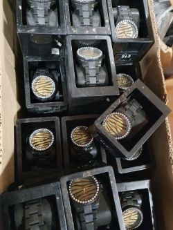 Watches approximately 100 box no 179