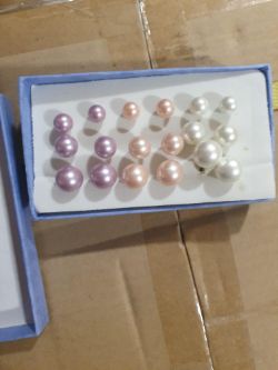 Girls ear rings approximately 350 box no 56