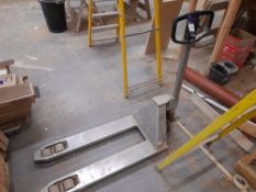 BT hand hydraulic pallet truck