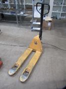 Unbadged pallet truck capacity 2.5tonne