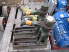 A Pair of Jacks (Wind out) Please note there is a £5 Plus VAT lift out fee on this lot