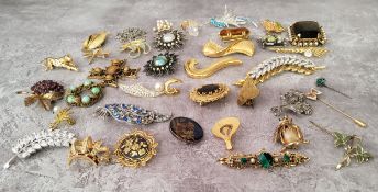 Costume Jewellery - various yellow and white metal brooches in the form of animals, Scottish type