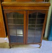 An Edwardian mahogany display cabinet with glazed door panes holding three shelves Size 122cm high x