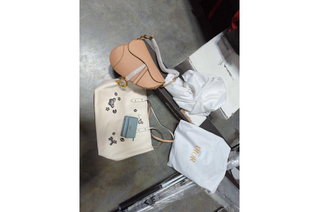 TREASURE PALLET Aruba 560 series outdoor access points, bike frame, guitars, and more - Image 24 of 41
