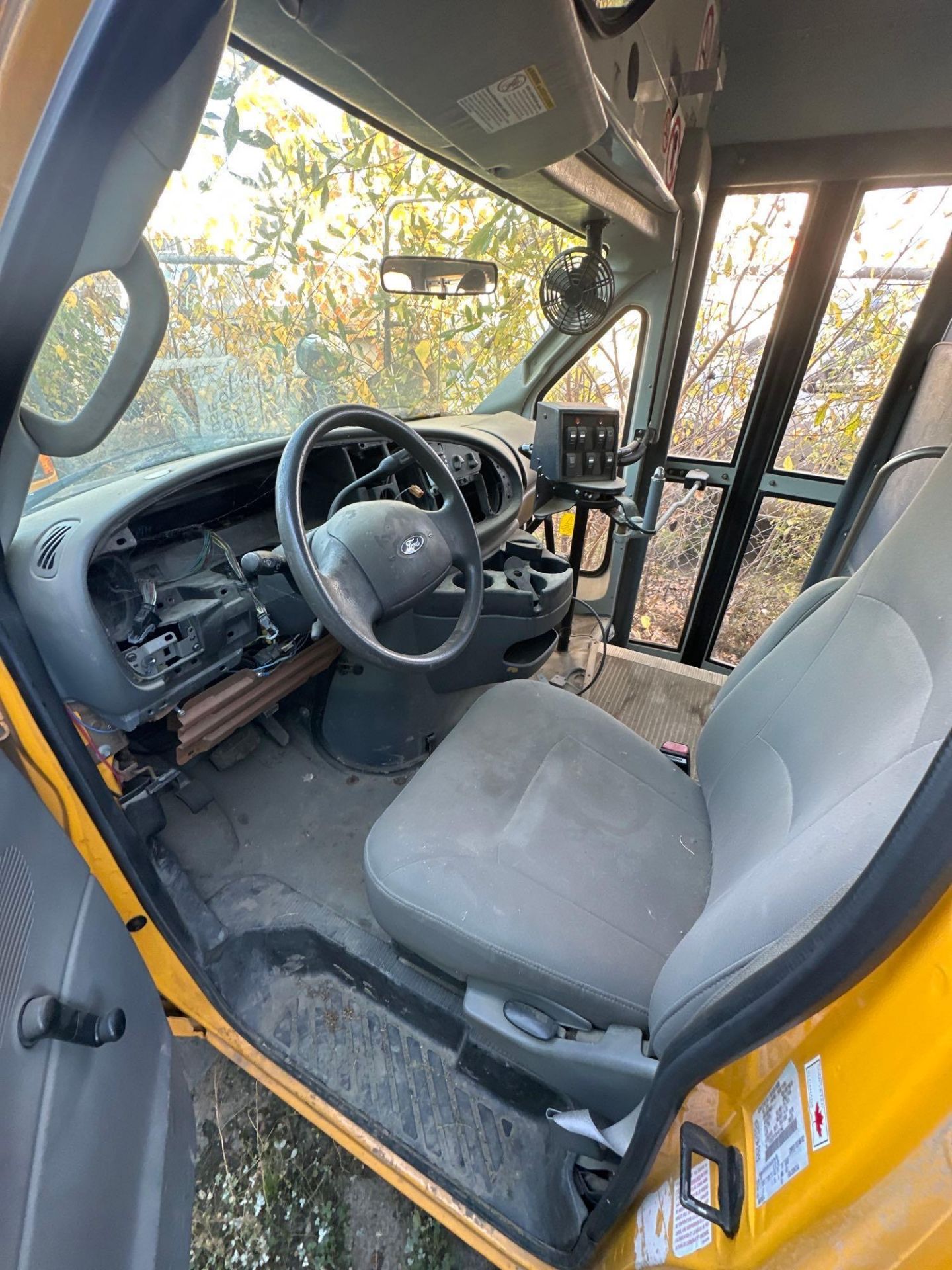 2006 Ford Econoline School Bus VIN: 1FDSE35P26HA91442 *FOR PARTS* - Image 4 of 8