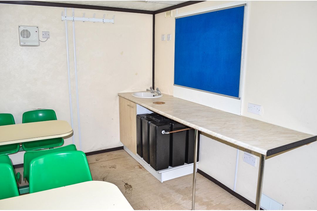 21 ft x 9 ft steel anti vandal welfare unit Comprising of: canteen area, toilet & generator room c/w - Image 7 of 10