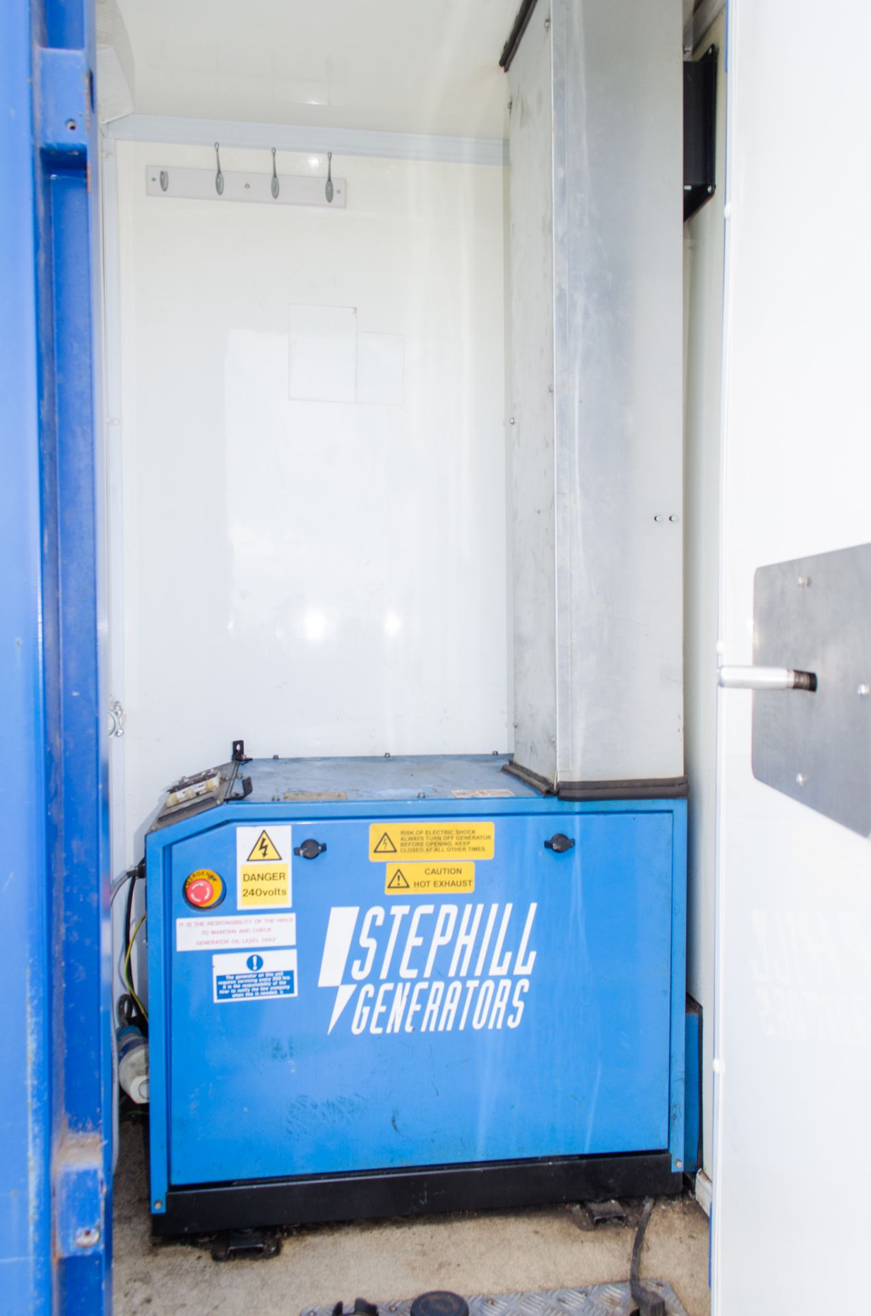 Boss Cabins 12ft x 6 ft  fast tow mobile steel anti vandal welfare unit - Image 11 of 13