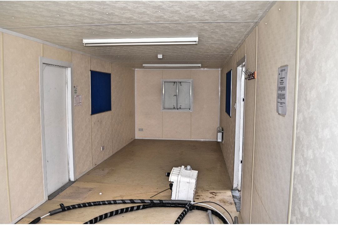 32ft x 10ft anti vandal steel office site unit GT31584 ** No keys but 1 door unlocked ** - Image 6 of 6
