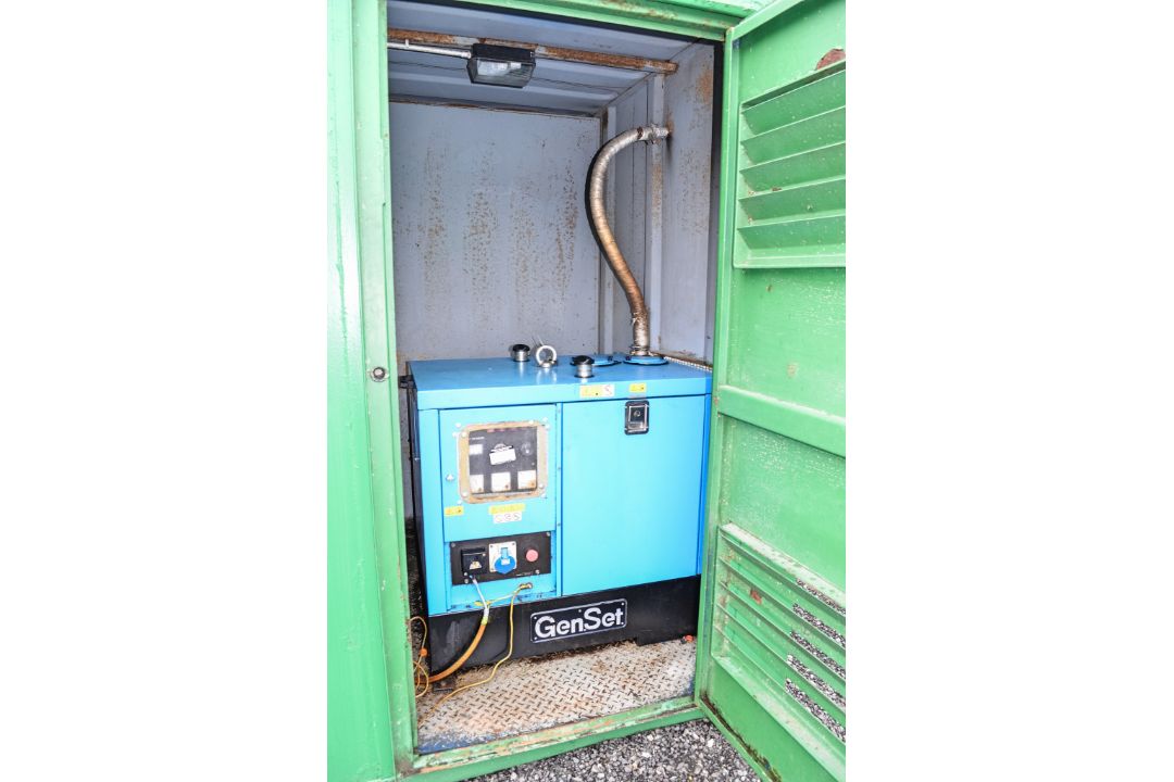 21 ft x 9 ft steel anti vandal welfare unit Comprising of: canteen area, toilet & generator room c/w - Image 9 of 11