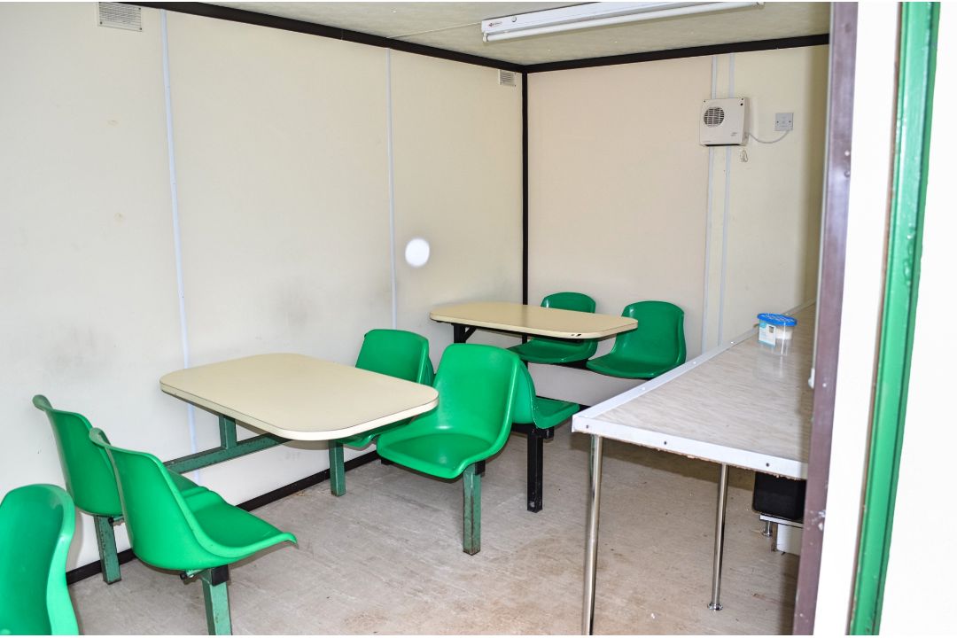 21 ft x 9 ft steel anti vandal welfare unit Comprising of: canteen area, toilet & generator room c/w - Image 5 of 11
