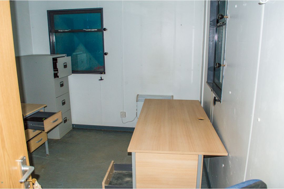32' by 10' jack leg anti vandal steel canteen/office unit  comprising canteen/kitchen area and - Image 9 of 11