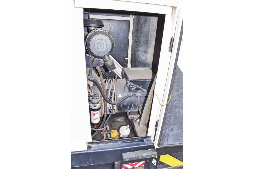 JCB G60 RS 60 kva diesel driven generator Year: 2017 S/N: 2482062 Recorded Hours: 20699 - Image 6 of 11