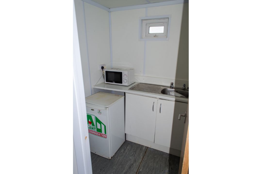 32ft x 10ft anti-vandal steel jack leg 2 bedroom accomodation unit comprising kitchen, wc/shower and - Image 9 of 10