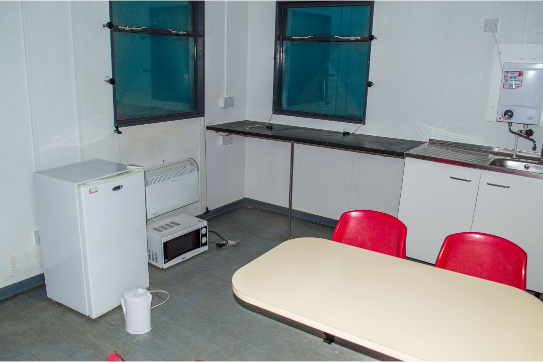 32' by 10' jack leg anti vandal steel canteen/office unit  comprising canteen/kitchen area and - Image 6 of 11