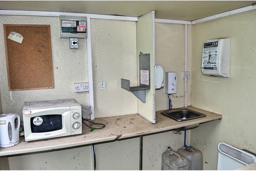 Groundhog 12ft x 6 ft fast tow mobile steel anti vandal welfare unit Comprising of: canteen area, - Image 8 of 10