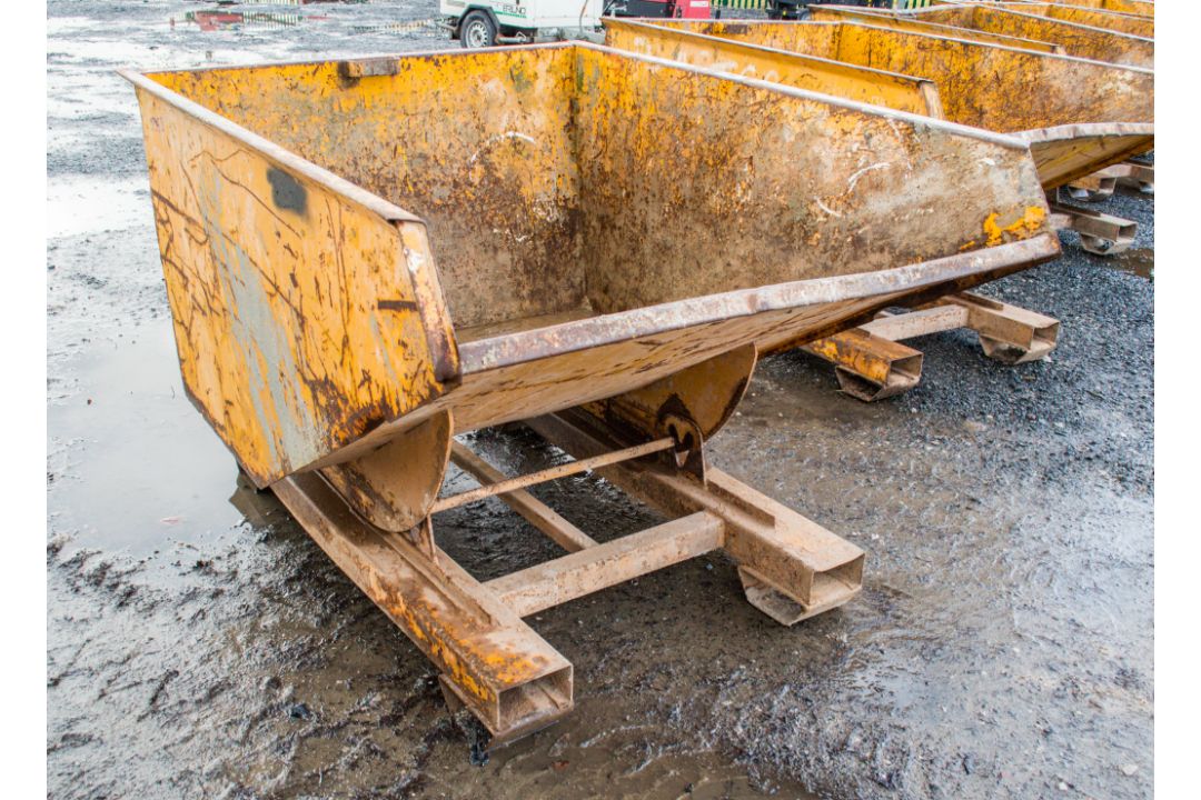 Steel fork lift tipping skip 5552 - Image 1 of 2