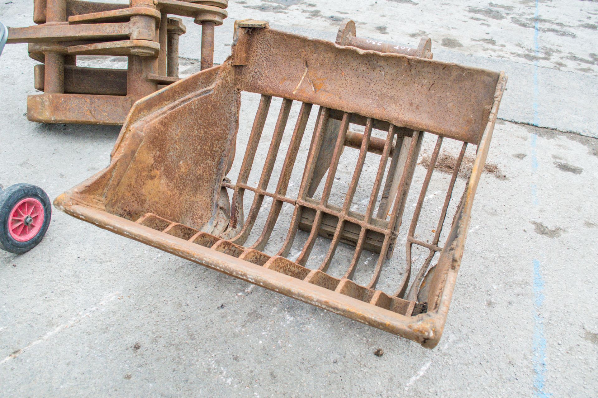 Riddle bucket to suit 13 tonne excavator  DB - Image 2 of 3
