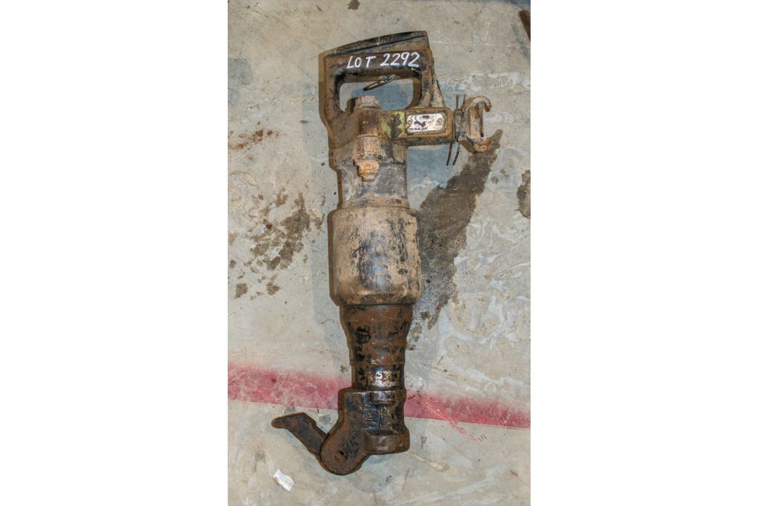 Pneumatic demolition pick CW