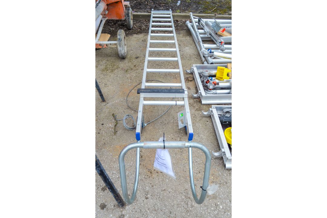 Aluminium roofing ladder A1114191