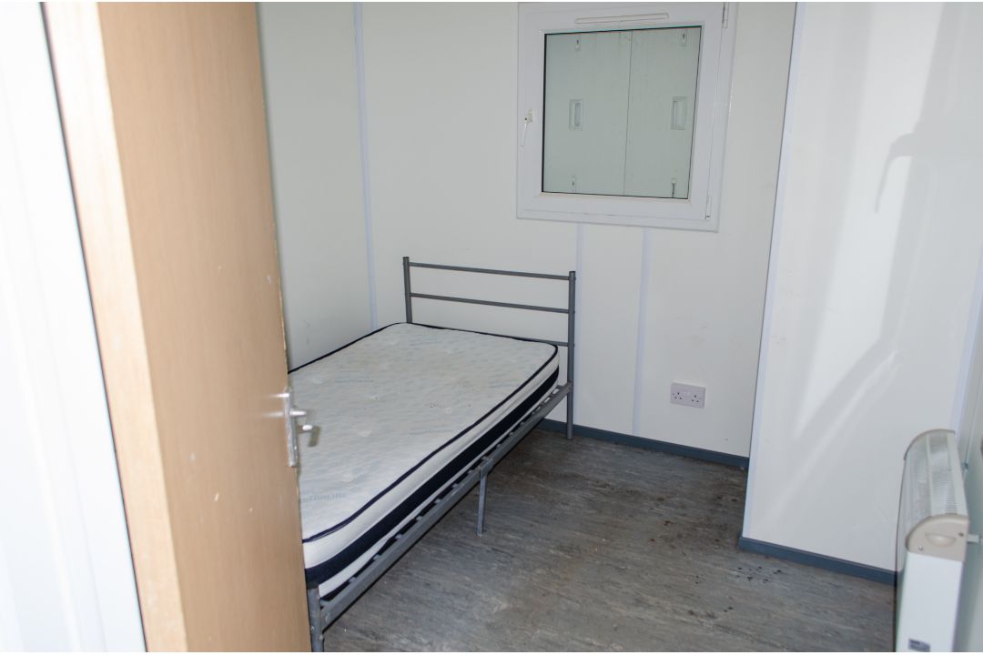 32ft x 10ft anti-vandal steel jack leg 2 bedroom accomodation unit comprising kitchen, wc/shower and - Image 6 of 10