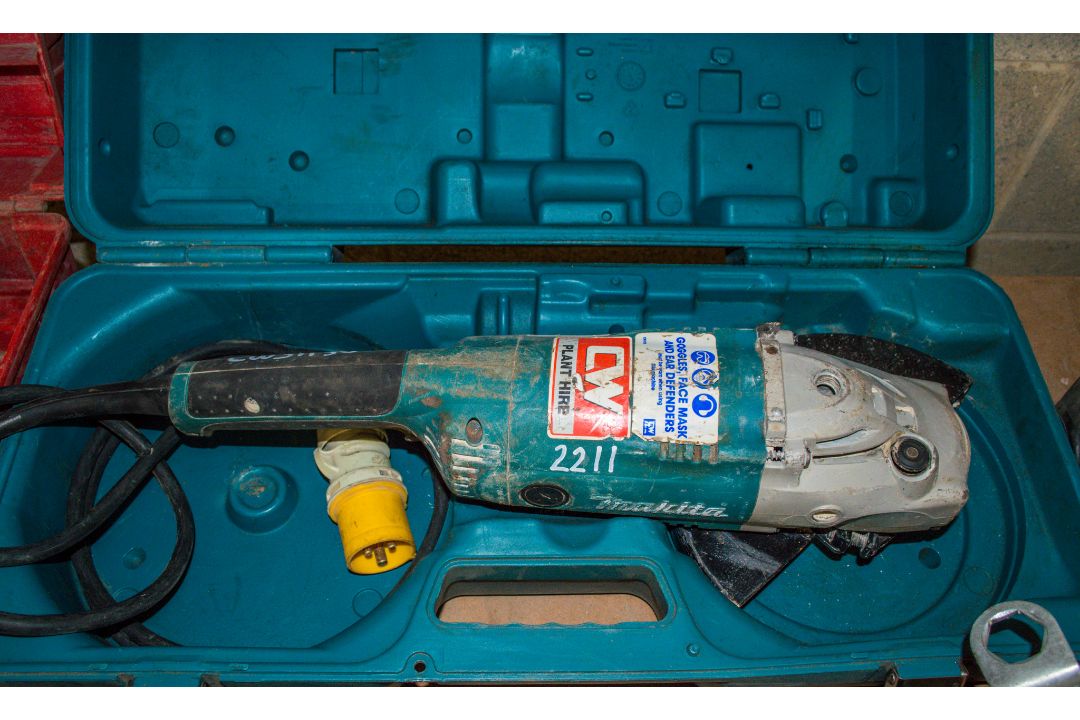 Makita 110v 230mm angle grinder c/w carry case CW31130