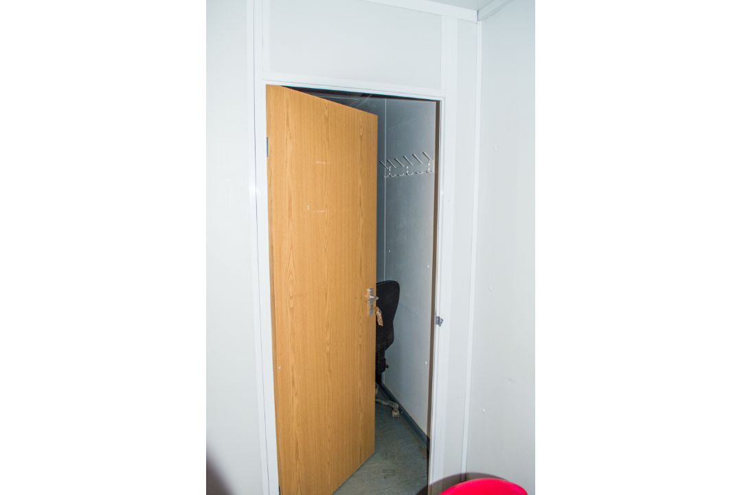 32' by 10' jack leg anti vandal steel canteen/office unit  comprising canteen/kitchen area and - Image 8 of 11