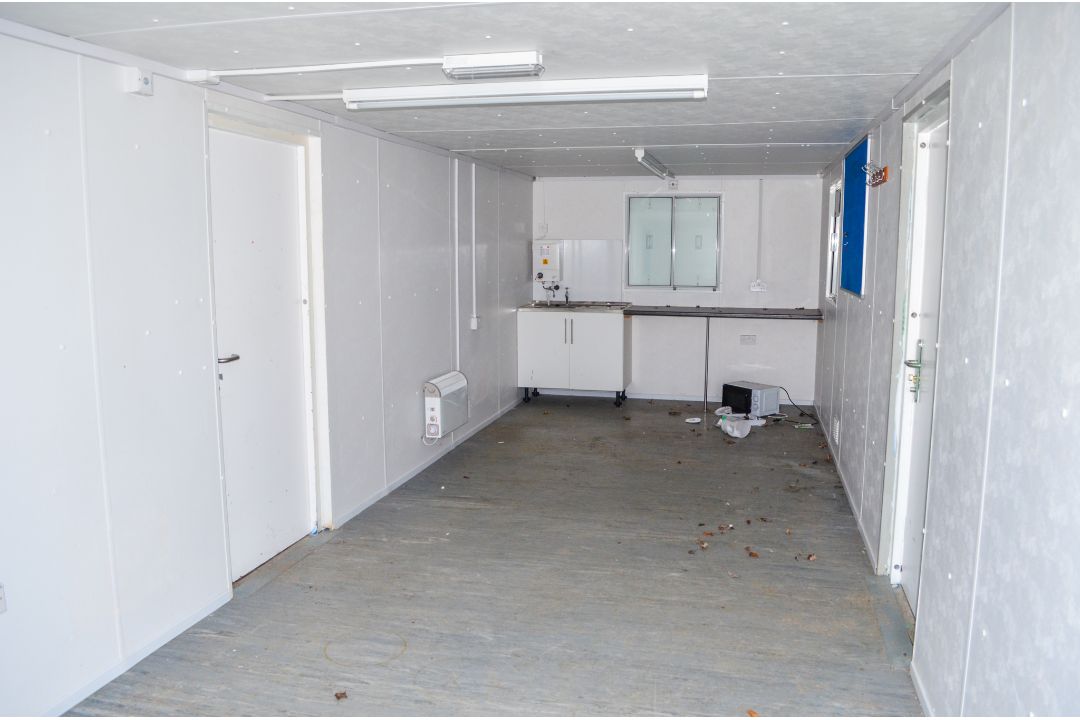 32ft x 10ft anti vandal steel office/canteen unit c/w double door and keys A587597 - Image 6 of 7