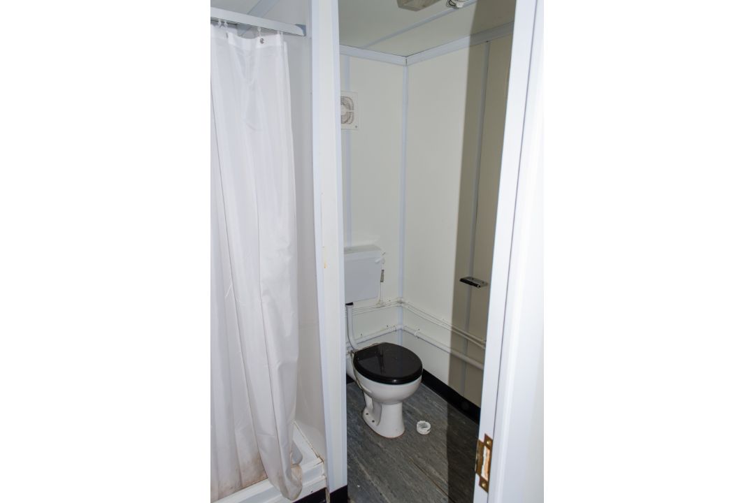 32ft x 10ft anti-vandal steel jack leg 2 bedroom accomodation unit comprising kitchen, wc/shower and - Image 7 of 10