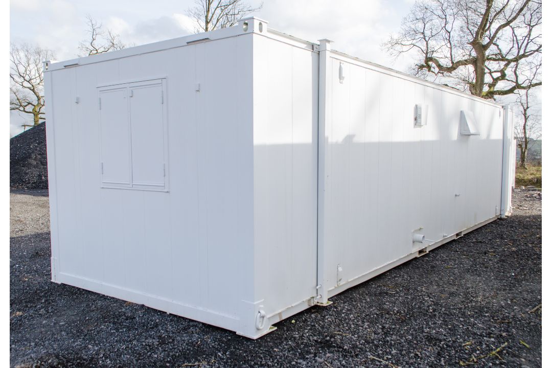 32ft x 10ft anti-vandal steel jack leg 2 bedroom accomodation unit comprising kitchen, wc/shower and - Image 4 of 10