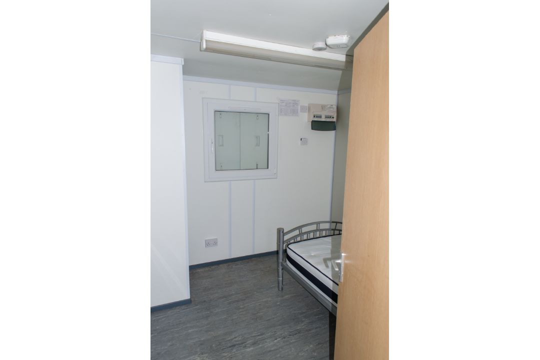 32ft x 10ft anti-vandal steel jack leg 2 bedroom accomodation unit comprising kitchen, wc/shower and - Image 10 of 10