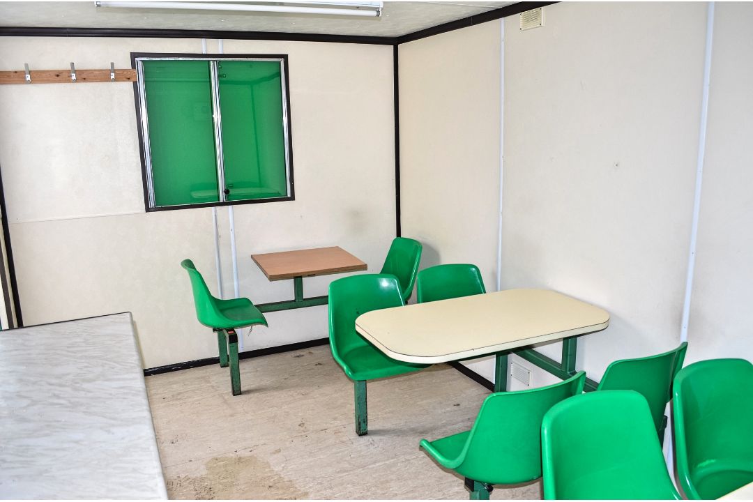 21 ft x 9 ft steel anti vandal welfare unit Comprising of: canteen area, toilet & generator room c/w - Image 6 of 10