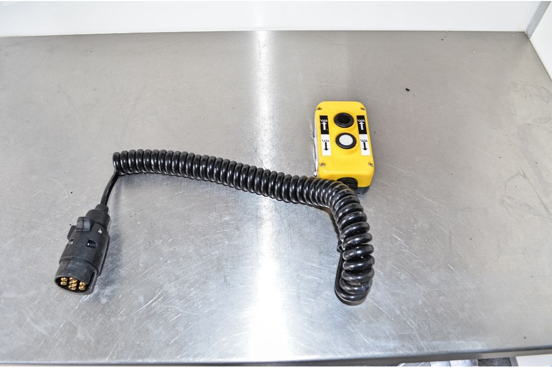 Groundhog 12ft x 6 ft fast tow mobile steel anti vandal welfare unit Comprising of: canteen area, - Image 8 of 10