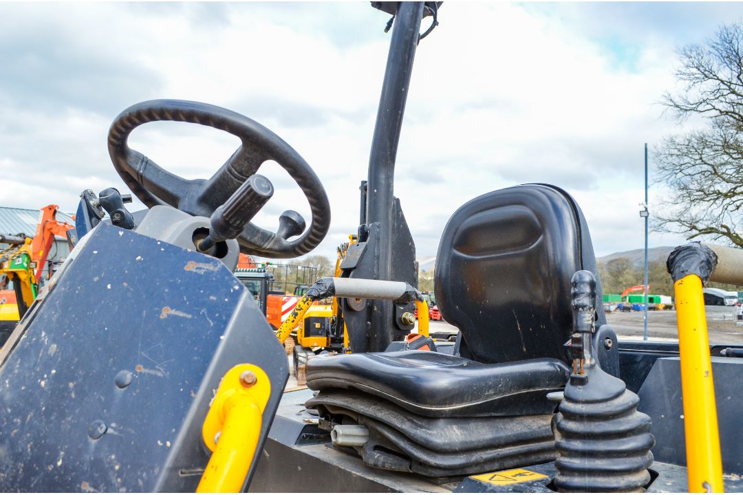 JCB 9FT 9 tonne straight skip dumper  Year: 2018 S/N: 2780323 ** note to bidders, this machine has - Image 13 of 19