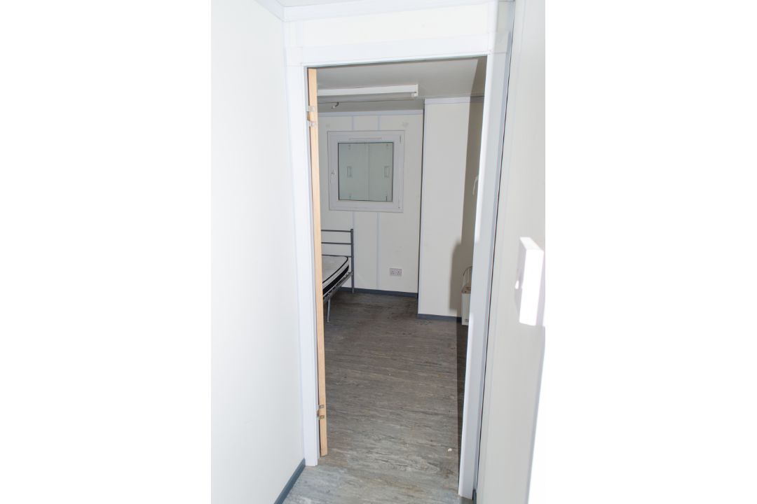 32ft x 10ft anti-vandal steel jack leg 2 bedroom accomodation unit comprising kitchen, wc/shower and - Image 5 of 10