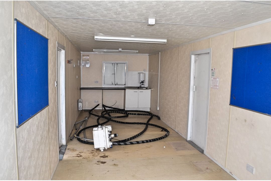 32ft x 10ft anti vandal steel office site unit GT31584 ** No keys but 1 door unlocked ** - Image 5 of 6