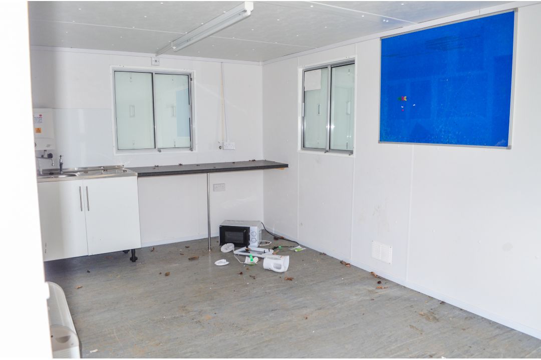 32ft x 10ft anti vandal steel office/canteen unit c/w double door and keys A587597 - Image 7 of 7