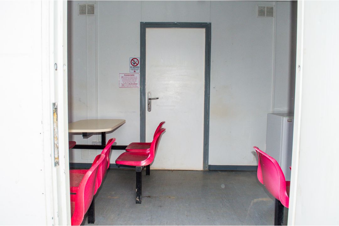32' by 10' jack leg anti vandal steel canteen/office unit  comprising canteen/kitchen area and - Image 5 of 11